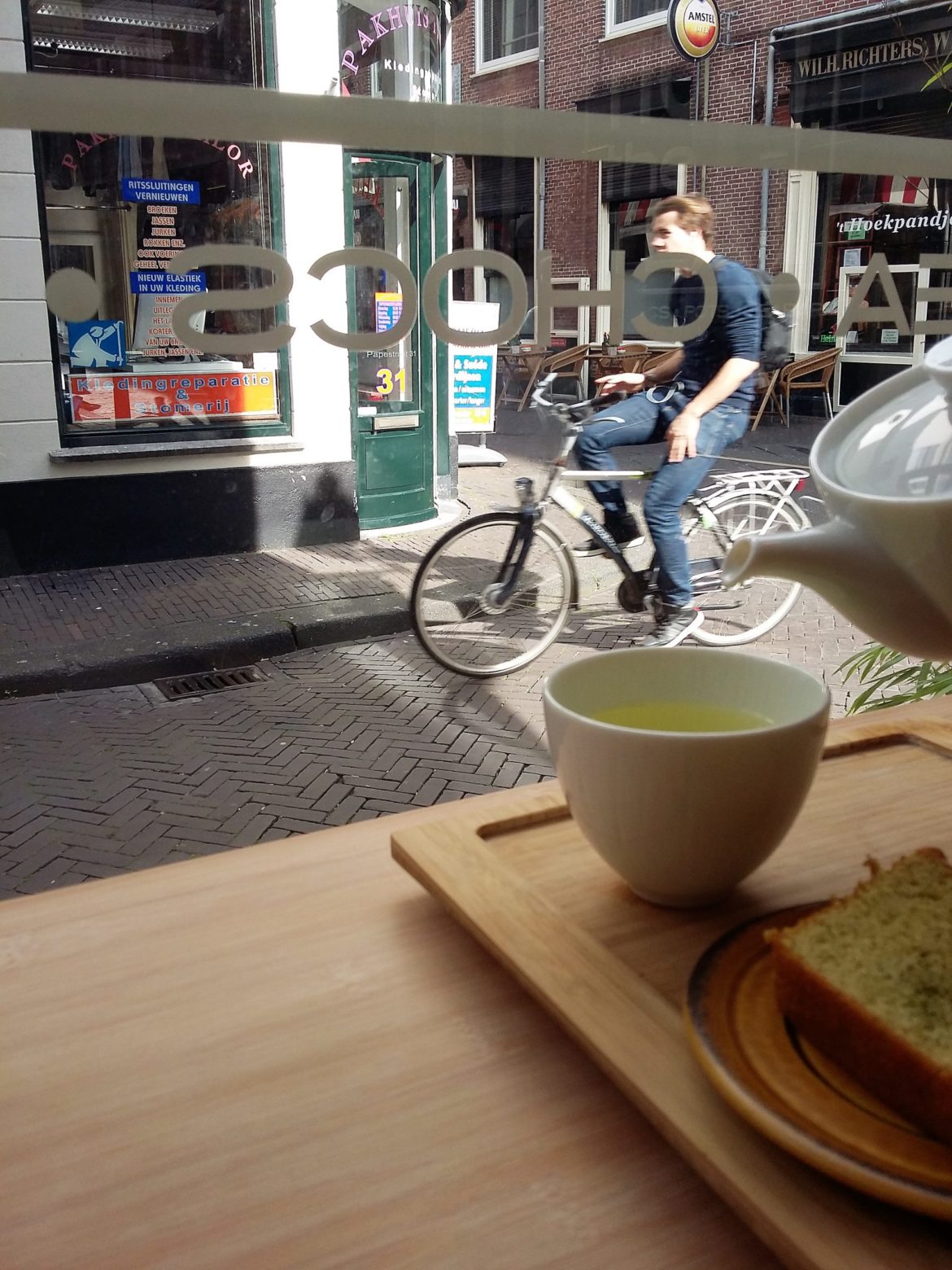 Hug-the-Tea_The_Hague_TeaVoyages_Cyclist