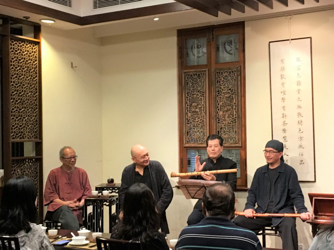 Wingchi Ip (gauche) au LockCha Tea House d'Admiralty